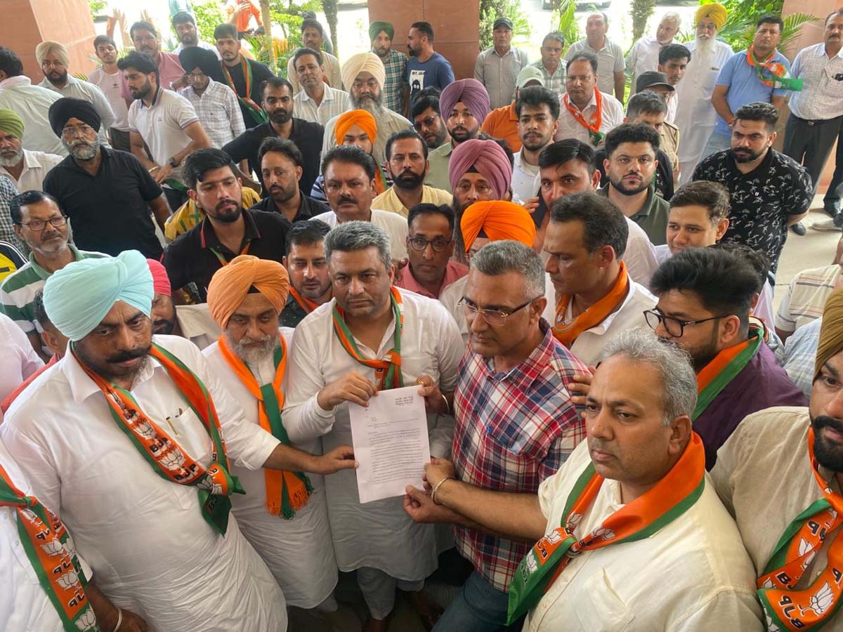 BJP workers protest against Vigilance raid on Ranjit Gill's house.